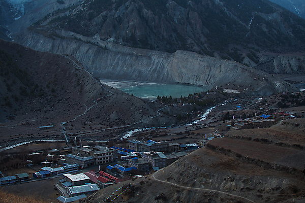 포토 JPG 해외이미지 공원 아시아 길 호수 여행 자국 자연 하늘 산 주택 사람없음 야외 건물 마을 골짜기 계곡 트래킹 하이킹 자유 연못 언덕 빙하 네팔 타운 넘어짐 절정 히말라야 해외포토 건축물 공공시설 나라 컨셉 모션 레저 도시 생태계 파일형식 산맥 이미지허브