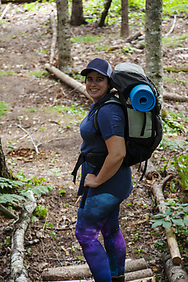 포토 JPG 해외이미지 나무 라이프스타일 옷 여자 길 여행 캐나다 가방 배낭 자국 자연 휴가 건강 한명 미소 야외 여름 환경 산책 캠핑 하이킹 자유 가을 자신감 숲 모험가 배낭여행 준비 싱글 에코 친환경 유지 발견 백패커 어려움 하이커 해외포토 식물 1 잡화 계절 감정 컨셉 북아메리카 레저 휴식 표정 사람 생활 생태계 파일형식 이미지허브