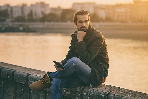 포토 JPG 해외이미지 백인 라이프스타일 응시 남자 비즈니스 통신 무선통신 수염 한명 앉기 성인 야외 금융 스마트폰 강 도시풍경 햇빛 유행 일몰 슬픔 도시 비즈니스맨 기다림 좌절 고독 전문직 강가 전화기 명상 고민 경영자 시티라이프 통화 문제 심각 우울증 혼란 해외포토 서양인 직업 1 시선 감정 컨셉 모션 사람 풍경 생활 경제 핸드폰 스마트기기 태양 노을 직장인 질병 리더 파일형식 이미지허브