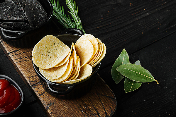 포토 JPG 해외이미지 검은배경 실내 사람없음 담기 감자칩 나무도마 월계수 해외포토 백그라운드 모션 도마 내부 목재 과자 검은색 칩_음식 파일형식 이미지허브