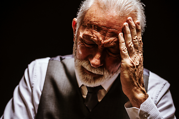 포토 JPG 해외이미지 스튜디오촬영 백인 할아버지 노년 남자 생각 비즈니스 검은배경 수염 한명 정장 상반신 고통 비즈니스맨 고민 두통 우울증 편두통 노인남자한명만 해외포토 서양인 1 옷 감정 백그라운드 실내 사람 성인 검은색 직장인 질병 남자한명만 노인남자만 파일형식 이미지허브