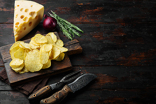 포토 JPG 해외이미지 치즈 실내 사람없음 식칼 감자칩 고기포크 나무도마 나무배경 해외포토 백그라운드 포크 주방용품 유제품 도마 내부 목재 과자 칩_음식 파일형식 이미지허브