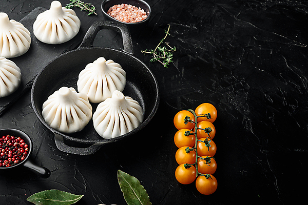 포토 JPG 해외이미지 그릇 방울토마토 검은배경 실내 사람없음 냄비 만두 소금 후추 돌판 월계수 카피스페이스 해외포토 식기 음식 백그라운드 토마토 내부 검은색 공백 돌_바위 솥 향신료 파일형식 이미지허브