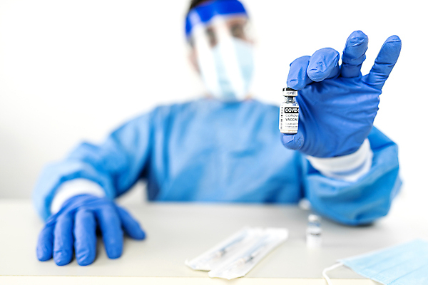 포토 JPG 해외이미지 백인 얼굴 과학 유리병 영국 건강 병원 실험 주사기 가면 한명 안전 사람 치료 약 미국 환자 간호사 의사 수술 실험실 바이러스 보호 예방 주사약 팔 돌봄 반응 백신 예방주사 유전 인플루엔자 해외포토 서양인 1 유럽 컨셉 북아메리카 의학 의료기기 모션 병_용기 신체부위 의료진 파일형식 이미지허브