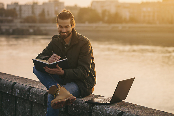 포토 JPG 해외이미지 라이프스타일 응시 남자 행복 생각 비즈니스 무선통신 설계 수염 아이디어 한명 미소 앉기 성인 야외 금융 노트북 컴퓨터 강 도시풍경 햇빛 유행 일몰 타이핑 기록 잡기 도시 작업 비즈니스맨 전문직 강가 집중 명상 경영자 문서 시티라이프 해결 해외포토 직업 1 시선 감정 컨셉 통신 모션 표정 사람 풍경 생활 경제 전자제품 태양 노을 직장인 리더 파일형식 이미지허브
