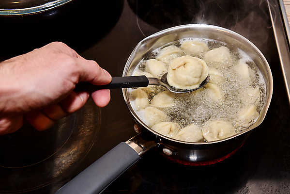 포토 JPG 해외이미지 전통 접시 음식 백그라운드 주택 육류 요리 사람없음 물 금속 주방 식사 저녁식사 중국 이탈리아 흰색 신선 뜨거움 맛 냄비 더위 먹기 오브젝트 날것 반죽 만들기 밀가루 레시피 내추럴 점심식사 경단 끓이기 라비올리 러시아인 방법 삶기 생식 철강 핸드메이드 해외포토 자연요소 서양인 식기 유럽 아시아 컬러 컨셉 식재료 모션 재질 날씨 건물 솥 가루 파일형식 이미지허브