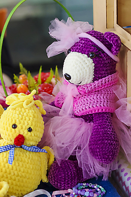 포토 JPG 해외이미지 실내 병아리 사람없음 아웃포커스 바구니 곰인형 머리띠 뜨개질 털실 동물인형 손뜨개 해외포토 인형 장신구 조류 촬영기법 취미 내부 실 파일형식 이미지허브