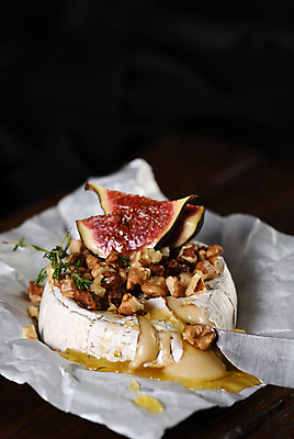 포토 JPG 해외이미지 검은배경 치즈 실내 사람없음 견과류 무화과 브리치즈 종이호일 치즈구이 해외포토 백그라운드 과일 유제품 내부 검은색 구이 파일형식 이미지허브