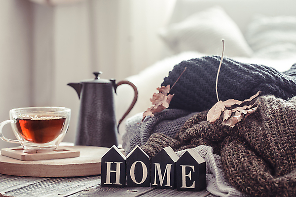 포토 JPG 해외이미지 영어 낙엽 겨울 주전자 실내 사람없음 아웃포커스 단어 차 찻잔 스웨터 컵받침 오브젝트 감성 집모양 해외포토 모양 문자 계절 음료 컨셉 상의 잎 주방용품 잔 촬영기법 내부 받침대 파일형식 이미지허브