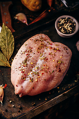 포토 JPG 해외이미지 생고기 사람없음 닭고기 닭가슴살 월계수 통후추 시즈닝 해외포토 육류 양념 후추 파일형식 이미지허브