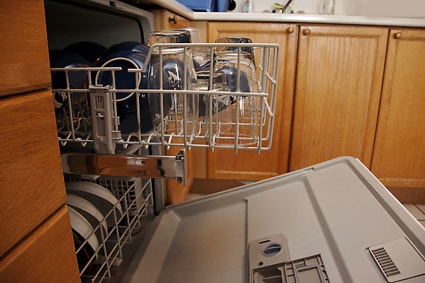 포토 JPG 해외이미지 라이프스타일 그릇 식기 접시 컨셉 가사 가정 유리 선반 바닥 아파트 주택 사람없음 목재 파란색 문 주방 기계 장비 화물 흰색 업무 오픈 도자기 사발 빨래 정상 가득함 전자 유리그릇 세탁기 로딩 신발장 자동화 해외포토 나무 컬러 가구 재료 재질 건물 생활 가전제품 운송업 작업 사기그릇 파일형식 이미지허브