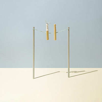 포토 JPG 해외이미지 하늘색 실내 사람없음 빨랫줄 옷핀 베이지색 미니멀 해외포토 줄 컬러 내부 파란색 파일형식 이미지허브