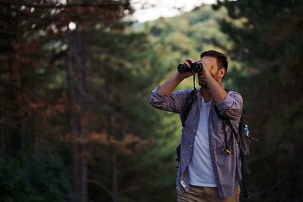포토 JPG 해외이미지 백인 라이프스타일 응시 남자 행복 배낭 자연 휴가 건강 한명 미소 성인 야외 햇빛 여행객 쌍안경 하이킹 관찰 황무지 저녁 숲 흥분 탐사 하이커 해외포토 서양인 1 시선 감정 여행 가방 모션 레저 표정 사람 생활 태양 망원경 야간 생태계 파일형식 이미지허브