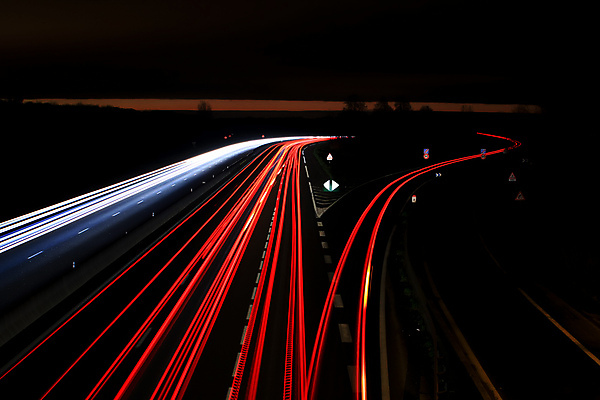 포토 JPG 해외이미지 산업 도로 여행 백그라운드 이동 곡선 교통시설 자국 모션 자동차 추상 거리 따뜻함 사람없음 야외 건물 빨간색 빛 어둠 운전 도시 고속도로 떨어짐 야간 저녁 속도 방법 해외포토 자연요소 건축물 길 선 육상교통 컬러 교통 컨셉 무늬 시설 파일형식 이미지허브
