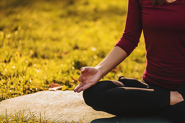 포토 JPG 해외이미지 주간 백인 우먼라이프 공원 여자 요가 휴식 한명 앉기 상반신 성인 야외 운동 건강관리 스트레칭 고요 요가자세 매트 유연 집중 연습 성인여자한명만 해외포토 자연요소 서양인 1 라이프스타일 웰빙 공공시설 포즈 컨셉 모션 건강 관리 사람 여자한명만 성인여자만 파일형식 이미지허브