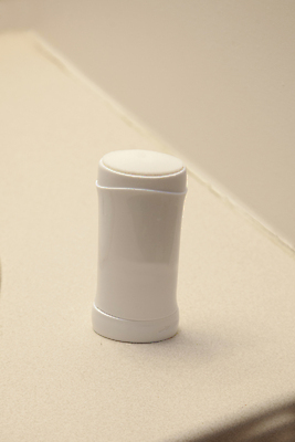 포토 JPG 해외이미지 신체 건강 사람없음 일상 세로 위생용품 뷰티 욕실 뚜껑 흰색 신선 막대기 보호 컨테이너 플라스틱 가루 계산대 향수 오브젝트 싱크대 화장실 땀 향기 냄새 클릭 불쾌함 악취 데오드란트 돌봄 위생관리 캡모자 해외포토 모자_잡화 감정 산업 컬러 생활용품 컨셉 모션 재질 관리 라이프 화장품 개수대 파일형식 이미지허브