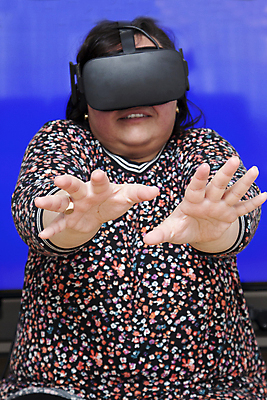 포토 JPG 해외이미지 여자 실내 한명 상반신 성인 가상현실 성인여자한명만 VR기기 해외포토 1 사람 내부 기계 여자한명만 성인여자만 파일형식 이미지허브