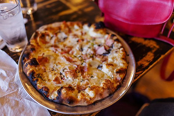 포토 JPG 해외이미지 전통 음식 백그라운드 탁자 치즈 피자 요리 사람없음 목재 식당 식사 저녁식사 이탈리아 핸드백 수확 껍질 흰색 시골 신선 뜨거움 맛 굽기 속도 반죽 서빙 후추 모짜렐라치즈 피자집 해로움 해외포토 나무 유럽 컬러 가구 컨셉 농업 가방 재료 유제품 패스트푸드 서양음식 상점 구이 향신료 파일형식 이미지허브