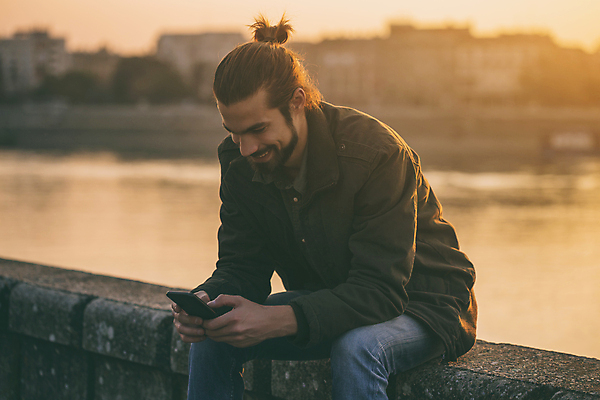 포토 JPG 해외이미지 백인 라이프스타일 남자 행복 비즈니스 통신 무선통신 휴식 수염 한명 미소 앉기 성인 야외 금융 스마트폰 강 도시풍경 햇빛 유행 일몰 기쁨 타이핑 잡기 도시 비즈니스맨 전문직 강가 명상 경영자 시티라이프 통화 성인남자만 해외포토 서양인 직업 1 감정 컨셉 모션 표정 사람 풍경 생활 경제 핸드폰 스마트기기 태양 노을 직장인 리더 남자만 성인만 파일형식 이미지허브