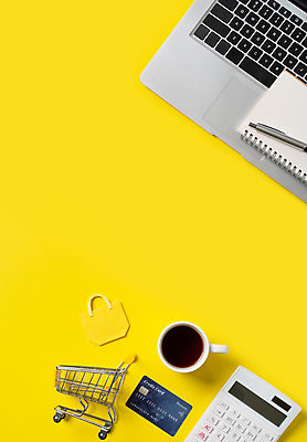 포토 JPG 해외이미지 종이 커피 비즈니스 사람없음 컵 노트북 하이앵글 쇼핑백 펜 다이어리 쇼핑카 계산기 신용카드 노란배경 카피스페이스 해외포토 식기 음료 뷰포인트 백그라운드 가방 문구용품 금융 전자제품 쇼핑 필기구 노란색 사무용품 카트 공백 장비 파일형식 이미지허브