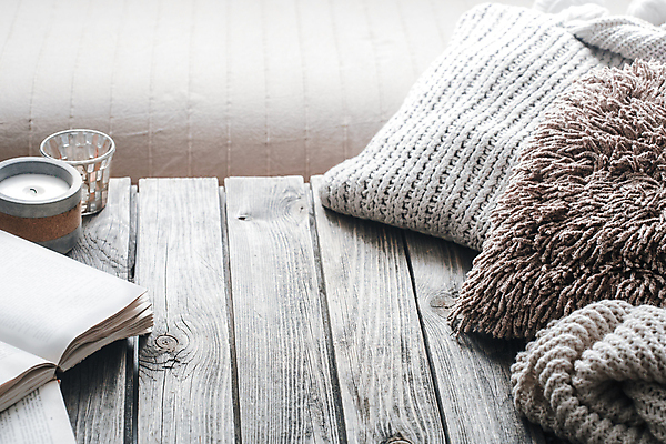 포토 JPG 해외이미지 겨울 초 잔 실내 사람없음 책 스웨터 오브젝트 감성 나무탁자 카피스페이스 해외포토 식기 계절 컨셉 상의 탁자 내부 공백 파일형식 이미지허브