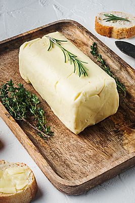 포토 JPG 해외이미지 식재료 실내 사람없음 바게트 허브 흰배경 버터 나무쟁반 해외포토 식물 빵 백그라운드 쟁반 내부 목재 흰색 파일형식 이미지허브