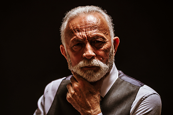 포토 JPG 해외이미지 스튜디오촬영 백인 캐릭터 응시 남자 얼굴 생각 검은배경 넥타이 수염 표정 한명 사람 정장 성인 머리 회색 분노 흰색 주름 닫기 개성 불만 심각 옛날 진짜 치프 해외포토 서양인 1 시선 잡화 옷 감정 컬러 백그라운드 컨셉 모션 실내 신체부위 검은색 파일형식 이미지허브