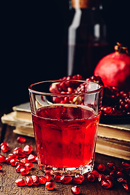 포토 JPG 해외이미지 검은배경 주류 사람없음 아웃포커스 컵 칵테일 석류 석류알 해외포토 식기 음료 백그라운드 과일 촬영기법 검은색 파일형식 이미지허브