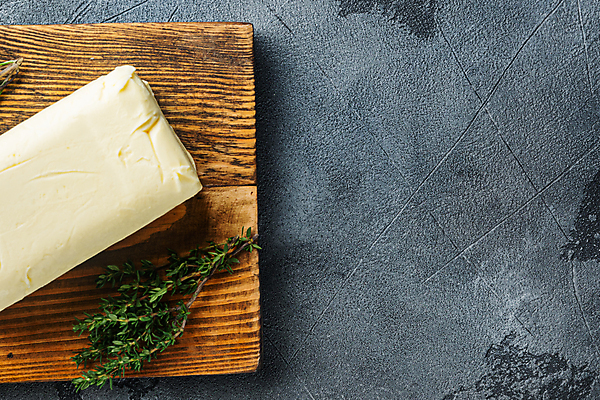 포토 JPG 해외이미지 식재료 회색배경 실내 사람없음 하이앵글 허브 버터 나무도마 카피스페이스 해외포토 식물 뷰포인트 백그라운드 도마 내부 목재 공백 회색 파일형식 이미지허브