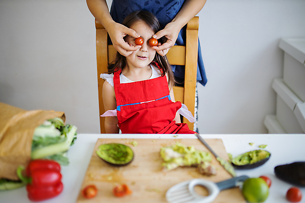 포토 JPG 해외이미지 여자 딸 어린이 음식 빵 토마토 채소 놀이 모녀 엄마 파프리카 도마 요리 상반신 성인 두명 나이프 토스트 아보카도 여자만 해외포토 식기 과일 가족 주방용품 사람 칼 파일형식 이미지허브