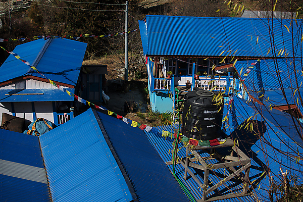 포토 JPG 해외이미지 전통 아시아 길 여행 불교 건축양식 자국 자연 하늘 호텔 지붕 산 주택 사람없음 야외 건물 초록색 파란색 여행객 마을 식당 트래킹 하이킹 시골 깃발 언덕 지역 네팔 내추럴 옛날 절정 터키석 호스텔 히말라야 해외포토 건축물 건축 나라 종교 컬러 숙소 레저 사람 상점 보석 생태계 파일형식 산맥 이미지허브