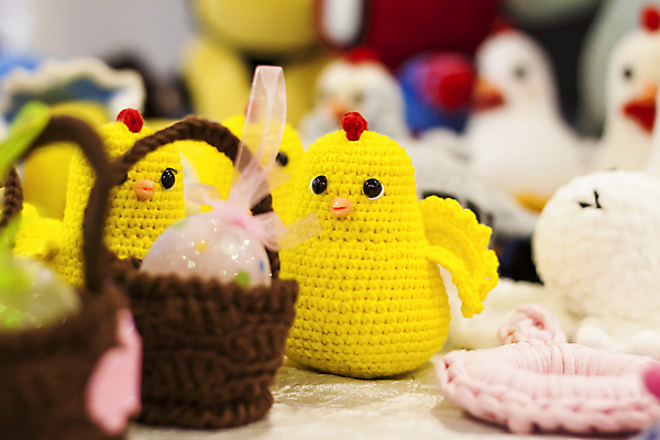 포토 JPG 해외이미지 리본 실내 병아리 사람없음 아웃포커스 바구니 닭 뜨개질 털실 부활절계란 동물인형 손뜨개 해외포토 인형 조류 부활절 촬영기법 취미 내부 계란 실 파일형식 이미지허브