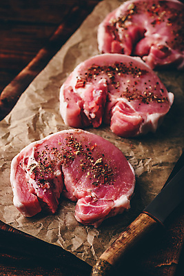 포토 JPG 해외이미지 생고기 육류 돼지고기 근접촬영 사람없음 향신료 식칼 등심 종이호일 해외포토 뷰포인트 식재료 주방용품 향미료 파일형식 이미지허브