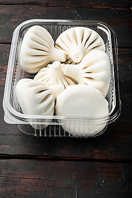 포토 JPG 해외이미지 실내 사람없음 어둠 만두 나무탁자 플라스틱통 해외포토 음식 탁자 통 내부 플라스틱 파일형식 이미지허브