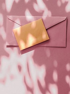 포토 JPG 해외이미지 종이 편지봉투 그림자 사람없음 햇빛 그늘 감성 연분홍색 카피스페이스 해외포토 분홍색 컨셉 봉투 태양 공백 편지 파일형식 이미지허브