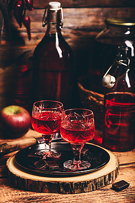 포토 JPG 해외이미지 유리병 잔 주류 쟁반 사람없음 아웃포커스 칵테일 사과 나무받침 나무배경 해외포토 식기 음료 백그라운드 과일 병_용기 촬영기법 목재 받침대 파일형식 이미지허브