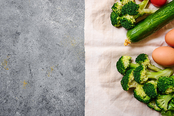 포토 JPG 해외이미지 접시 음식 백그라운드 다이어트 토마토 채소 탁자 호박 양파 오이 치즈 건강 요리 사람없음 빨간색 초록색 식사 저녁식사 샐러드 신선 사발 아침식사 상추 지중해 먹기 향신료 준비 유기농 올리브 후추 시금치 건강식 점심식사 채식주의자 비건 해외포토 식기 웰빙 열매 바다 컬러 가구 모션 유제품 사기그릇 채식 향미료 파일형식 이미지허브