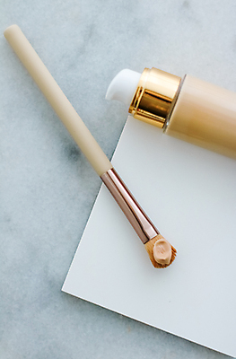 포토 JPG 해외이미지 회색배경 실내 사람없음 화장품 메이크업브러쉬 파운데이션 목업 브랜딩 해외포토 백그라운드 내부 뷰티 회색 붓 파일형식 이미지허브