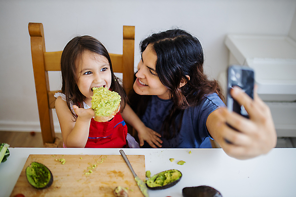 포토 JPG 해외이미지 여자 딸 어린이 음식 빵 토마토 채소 모녀 엄마 파프리카 도마 요리 상반신 성인 두명 스마트폰 나이프 토스트 동영상 아보카도 여자만 해외포토 식기 과일 가족 주방용품 사람 핸드폰 스마트기기 칼 파일형식 이미지허브