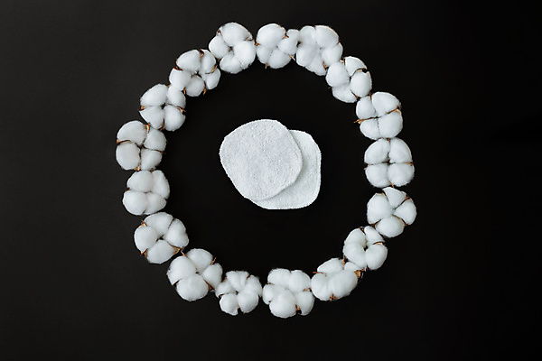 포토 JPG 해외이미지 검은배경 사람없음 면 오브젝트 유기농 부드러움 원형프레임 목화꽃 화장솜 목화솜 해외포토 웰빙 꽃 백그라운드 프레임 검은색 화장용품 원형 감각 솜 파일형식 이미지허브
