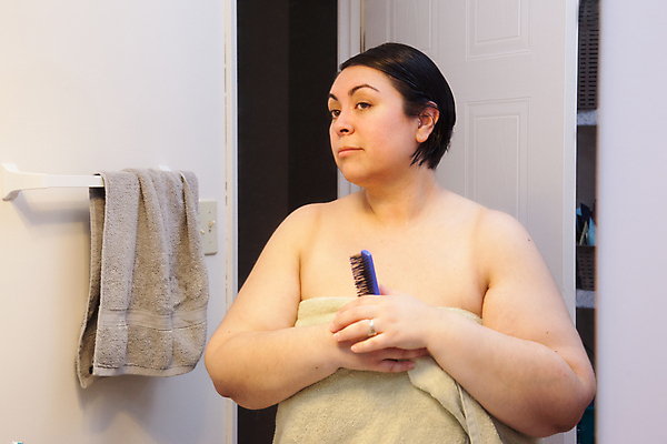 포토 JPG 해외이미지 라이프스타일 외관 응시 여자 행복 얼굴 백그라운드 신체 주택 갈색머리 건강 한명 미소 사람 뷰티 반사 거울 젖음 욕실 흰색 신선 잡기 붓 머리빗 피부 싱크대 내추럴 굴곡 돌봄 위생관리 해외포토 1 헤어스타일 시선 감정 컬러 모션 표정 관리 건물 생활 신체부위 미용용품 개수대 파일형식 이미지허브