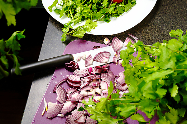 포토 JPG 해외이미지 손 채소 양파 쟁반 건강 요리 사람없음 주방 칼 조리대 비건 해외포토 신체부위 채식주의자 파일형식 이미지허브