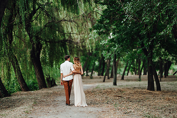 포토 JPG 해외이미지 주간 전신 나무 커플 여자 남자 허리손 결혼 사랑 성인 야외 두명 뒷모습 걷기 숲속 숲길 신랑신부 성인만 웨딩촬영 해외포토 자연요소 식물 감정 길 신부_웨딩 뷰포인트 포즈 신랑 관계 모션 사람 이벤트 숲 기념사진 파일형식 이미지허브