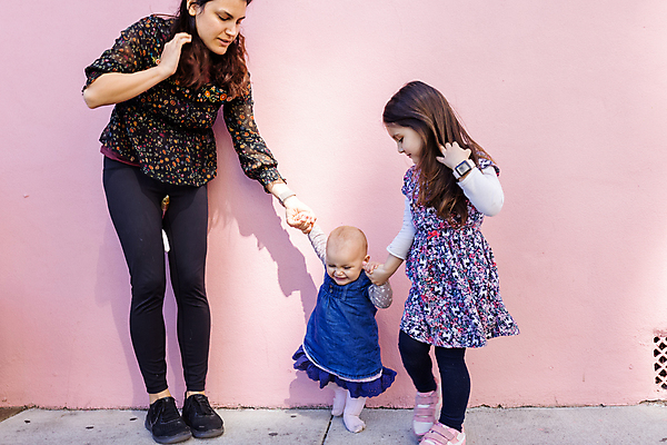 포토 JPG 해외이미지 백인 라이프스타일 여자 행복 어린이 벽 분홍색 백그라운드 가족 엄마 휴가 갈색머리 사랑 사람 성인 세명 뷰티 아기 달콤 작음 언니 걸음마 유니콘 해외포토 서양인 헤어스타일 감정 컬러 관계 모션 생활 맛 크기 자매 파일형식 이미지허브