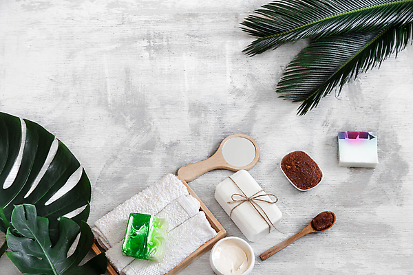 포토 JPG 해외이미지 사람없음 하이앵글 수건 흰색 오브젝트 스파용품 야자수잎 나무숟가락 바디케어 수제비누 열대잎 입욕소금 해외포토 뷰포인트 컬러 잎 위생용품 숟가락 스파 미용용품 소금 비누 파일형식 이미지허브