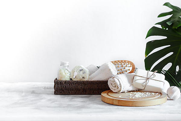 포토 JPG 해외이미지 사람없음 수건 바구니 흰색 오브젝트 스파용품 바디케어 브러쉬빗 수제비누 열대잎 입욕소금 해외포토 컬러 잎 위생용품 스파 미용용품 소금 비누 파일형식 이미지허브