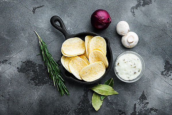 포토 JPG 해외이미지 회색배경 실내 사람없음 하이앵글 양송이 로즈메리 감자칩 월계수 적양파 해외포토 뷰포인트 백그라운드 양파 내부 과자 버섯 회색 칩_음식 허브 파일형식 이미지허브