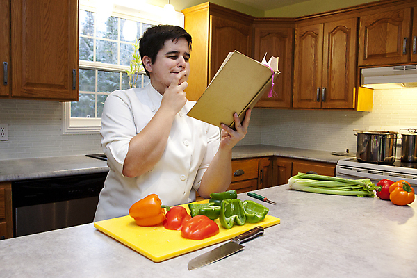 포토 JPG 해외이미지 라이프스타일 손 음식 상의 채소 양파 주택 건강 요리 한명 사람 빨간색 초록색 금속 주방 요리사 재킷 종 신선 잡기 입 사발 칼 자르기 읽기 준비 날것 날카로움 레시피 후추 성분 명령 해외포토 직업 1 옷 컬러 모션 재질 건물 생활 신체부위 외투 사기그릇 향신료 파일형식 이미지허브