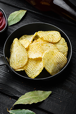 포토 JPG 해외이미지 검은배경 실내 사람없음 프라이팬 칩 담기 감자칩 해외포토 백그라운드 모션 주방용품 디저트 내부 과자 검은색 칩_음식 파일형식 이미지허브