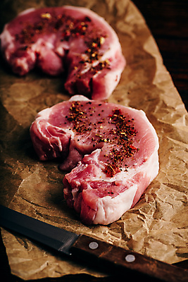 포토 JPG 해외이미지 생고기 육류 돼지고기 근접촬영 사람없음 향신료 식칼 등심 종이호일 해외포토 뷰포인트 식재료 주방용품 향미료 파일형식 이미지허브